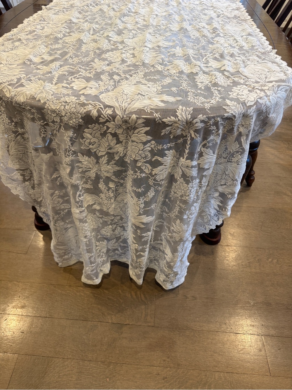 Elegant Vintage White Floral Lace Table Runner - Picture 4 of 6